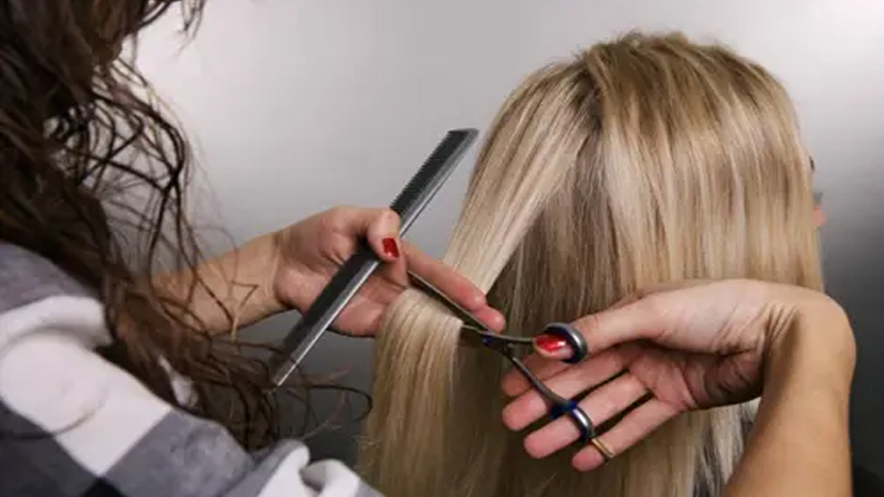 ฝันว่ามีคนตัดผมให้-"Dreamed that someone cut your hair."