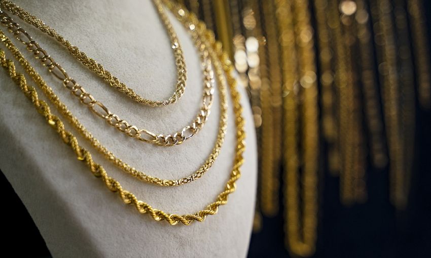 ฝันได้ใส่สร้อยทองที่คอ-"Dreaming of wearing a gold chain around your neck"