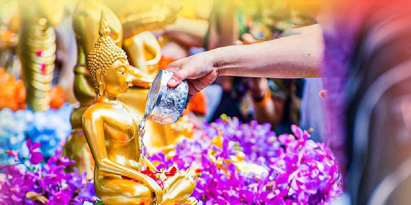 วิธีการสรงน้ำพระ