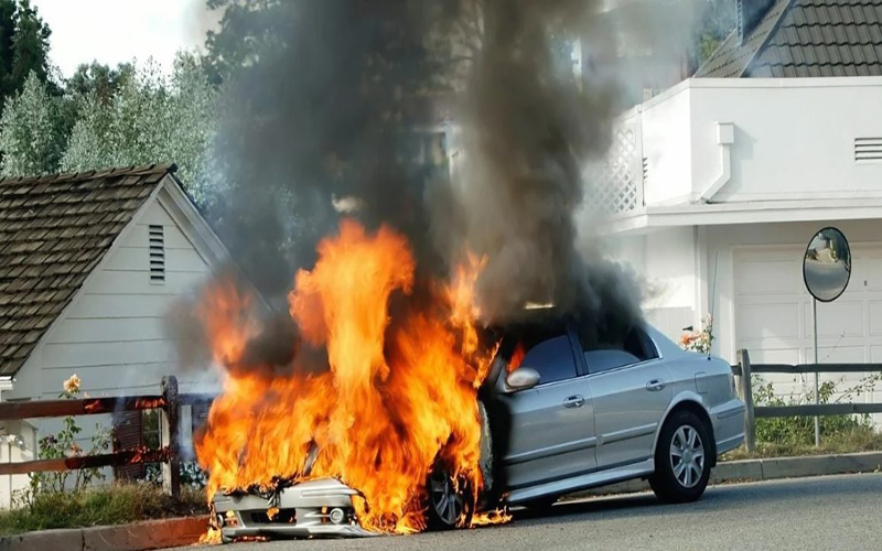 ฝันว่าไฟไหม้รถ-showlek.com