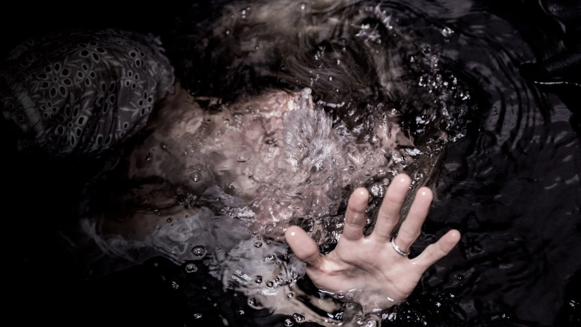 ฝันว่าตัวเองตกน้ำแต่ไม่จม-showlek