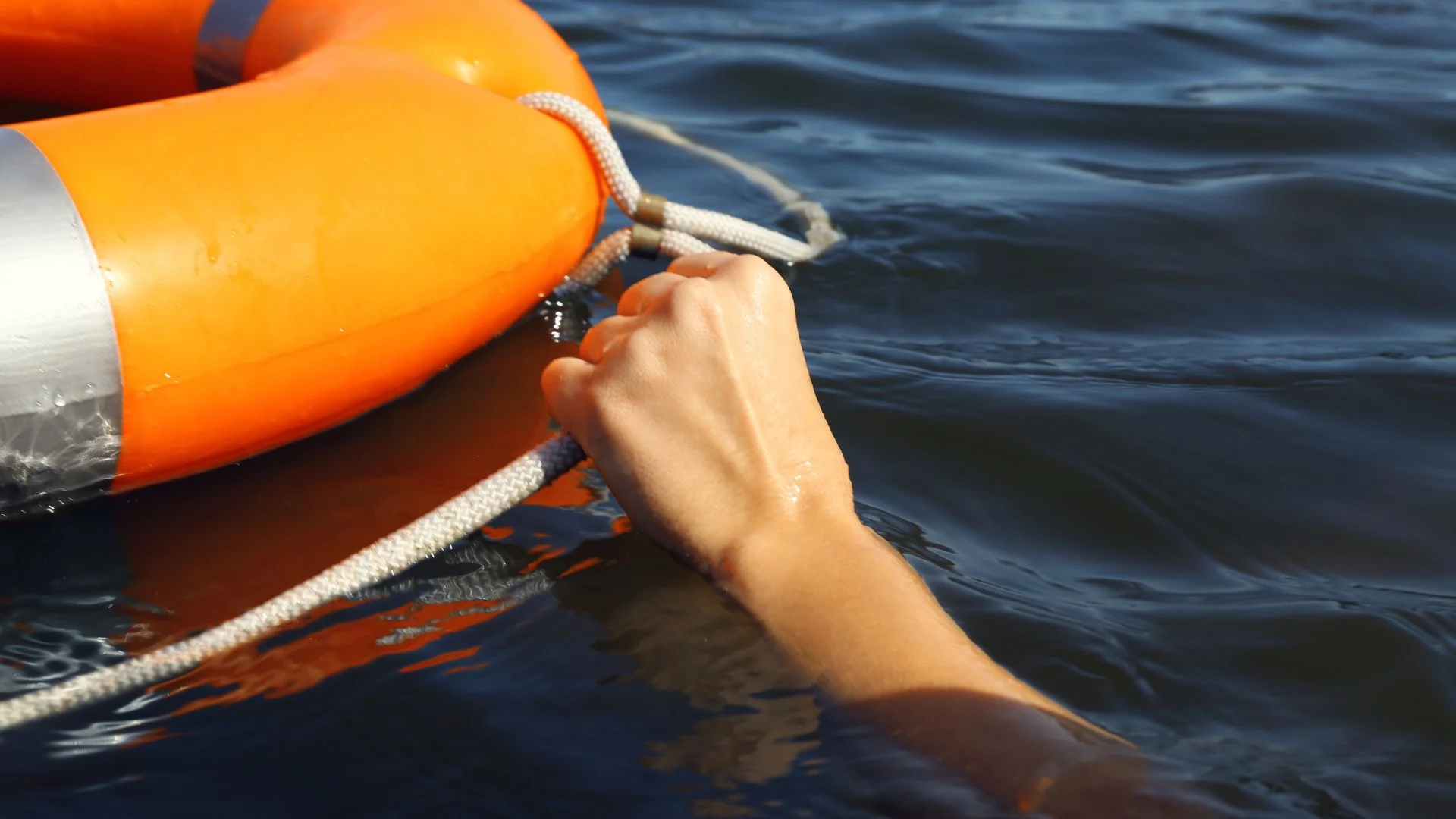 ฝันว่าตัวเองตกน้ำแต่ขึ้นได้-showlek