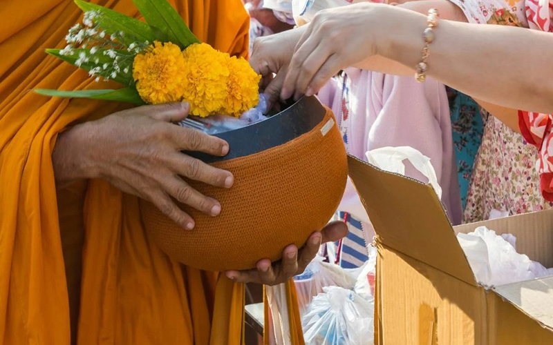 ฝันเห็นพระสงฆ์หลายรูปสวดมนต์-showlek.com
