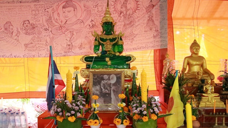 ฝันเห็นพระแก้วมรกตสีเขียวองค์ใหญ่-"Dreamed of seeing a large green Emerald Buddha"
