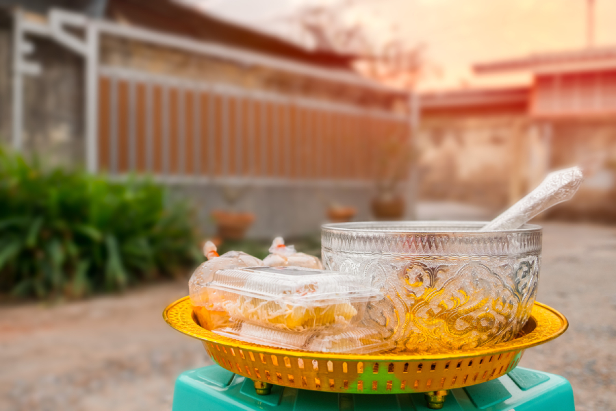 ใส่บาตรวันเกิดยังไงให้ดวงเฮง-"How to give alms on your birthday to be lucky"
