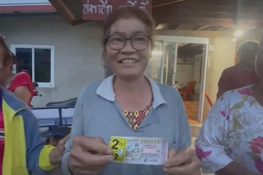 ถูกหวย 12 ล้าน - showlek