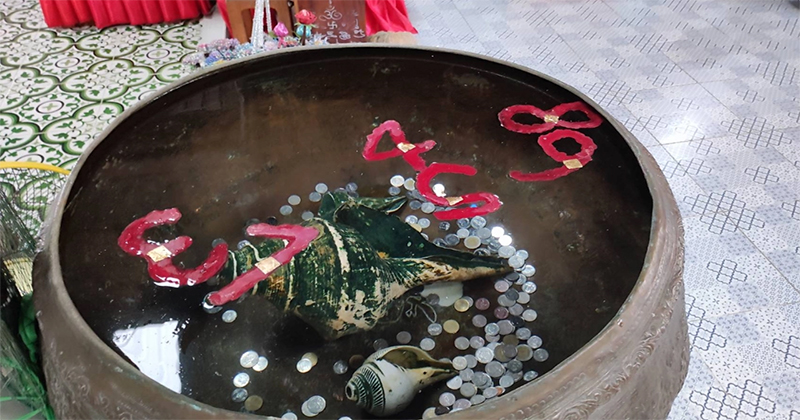 ส่อง อ่างน้ำมนต์ อาศรมฤาษีเณร-"Look at the holy water basin at the Hermitage Monastery"