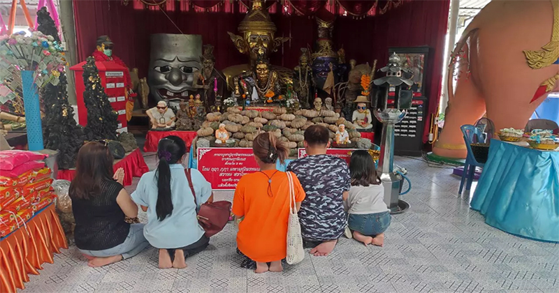 อ่างน้ํามนต์ฤาษีเณร-"Ruesi Naen holy water basin"