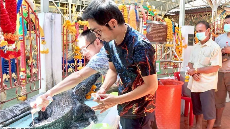 ขอโชครูปปั้นจระเข้-"Ask for luck at the crocodile statue"