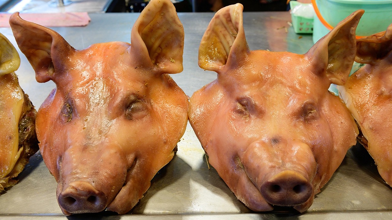 ฝันเห็นหัวหมูเยอะมาก -"Dreamed of seeing a lot of pig heads"