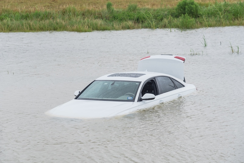 ฝันว่าตัวเองตกน้ํา แต่ขึ้นได้ -"Sedan,Car,Swamped,By,Flood,Water,In,East,Houston,,Texas,"
