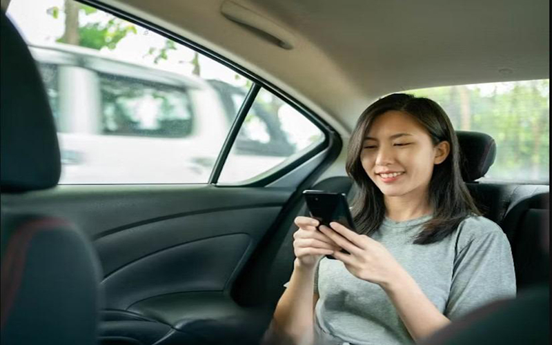 ฝันว่านั่งรถกับผู้ชาย-"Dreaming of riding in a car with a man"