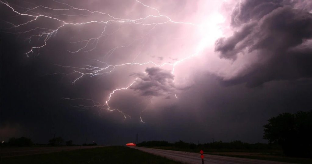 ฝันเห็นฟ้าผ่าต้นไม้-"Dreaming of seeing lightning, lightning, lucky numbers"