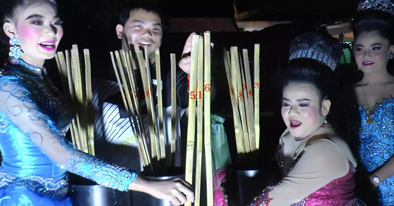 เลขเด็ดเซียมซียักษ์-"Giant Siamese lucky number"