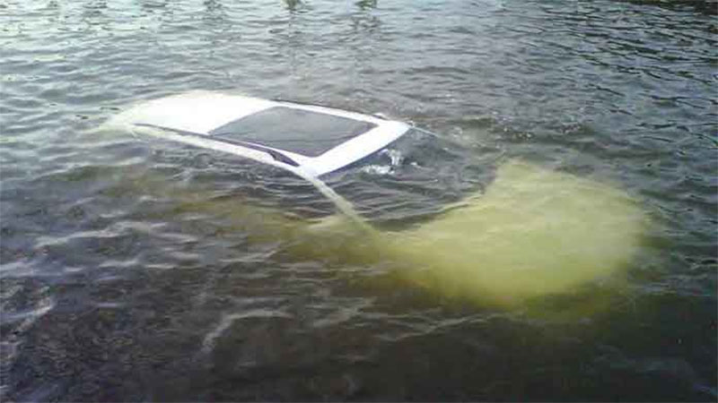 รถตกน้ำ จมทั้งคัน-"The car fell into the water and the whole car submerged."