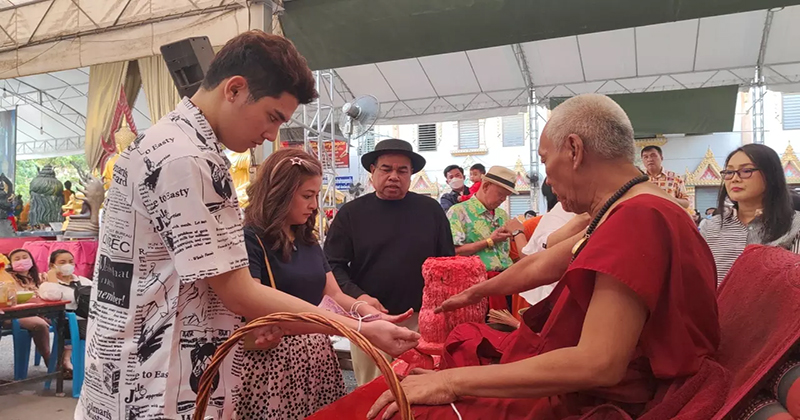 สองนักแสดง ลงยันต์หลังมือ-"Two actors put talisman on the back of their hands"