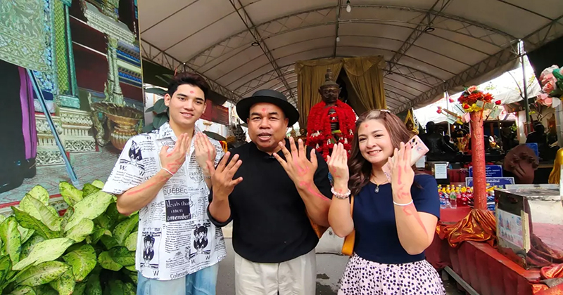 สองนักแสดง ลงยันต์หลังมือ-"Two actors put talisman on the back of their hands"