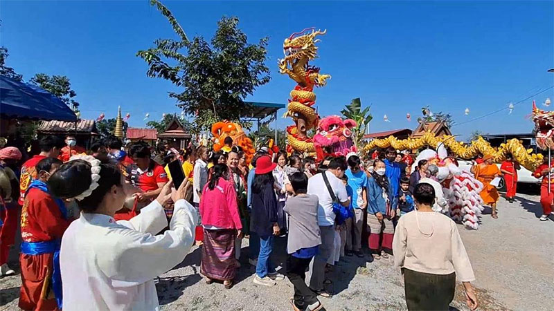 ชาวบ้านร่วมพิธีบวงสรวง พ่อปู่อนันตนาคราช-แม่ย่าอุษาเทวี แถมได้ “เลข แนวทางแทงหวยรัฐบาลไทย