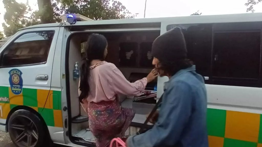 คลอดลูกในรถ-"woman giving birth"