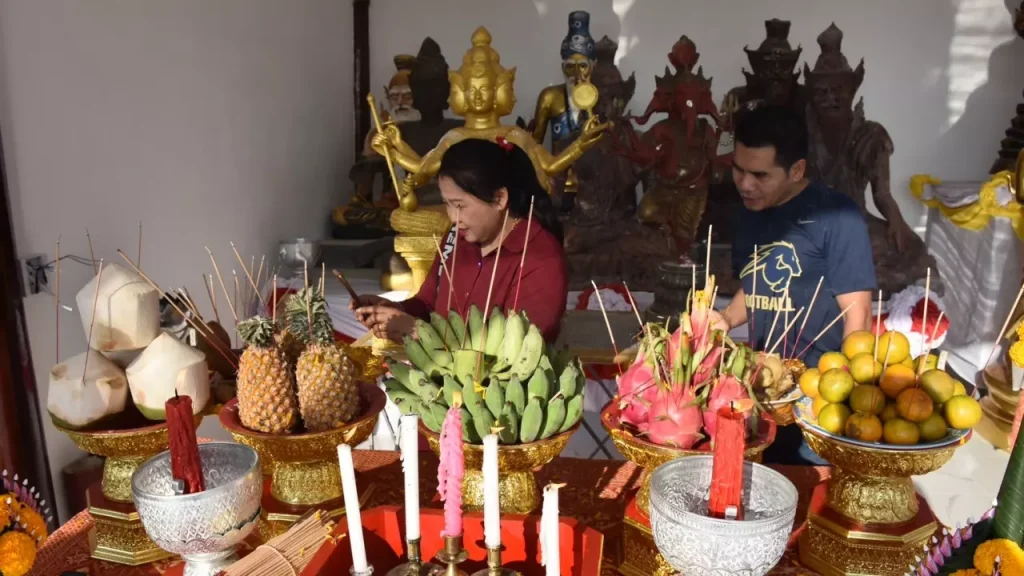 เลข เด็ด อาจารย์ ดัง เข้า ทุก งวด - "Achan's lucky numbers come in every draw."