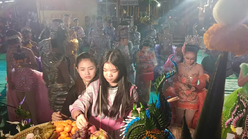 ขอ “เลขเด็ด” หลวงพ่อโชคดี-"Ask for lucky numbers from Luang Phor Chokdee."