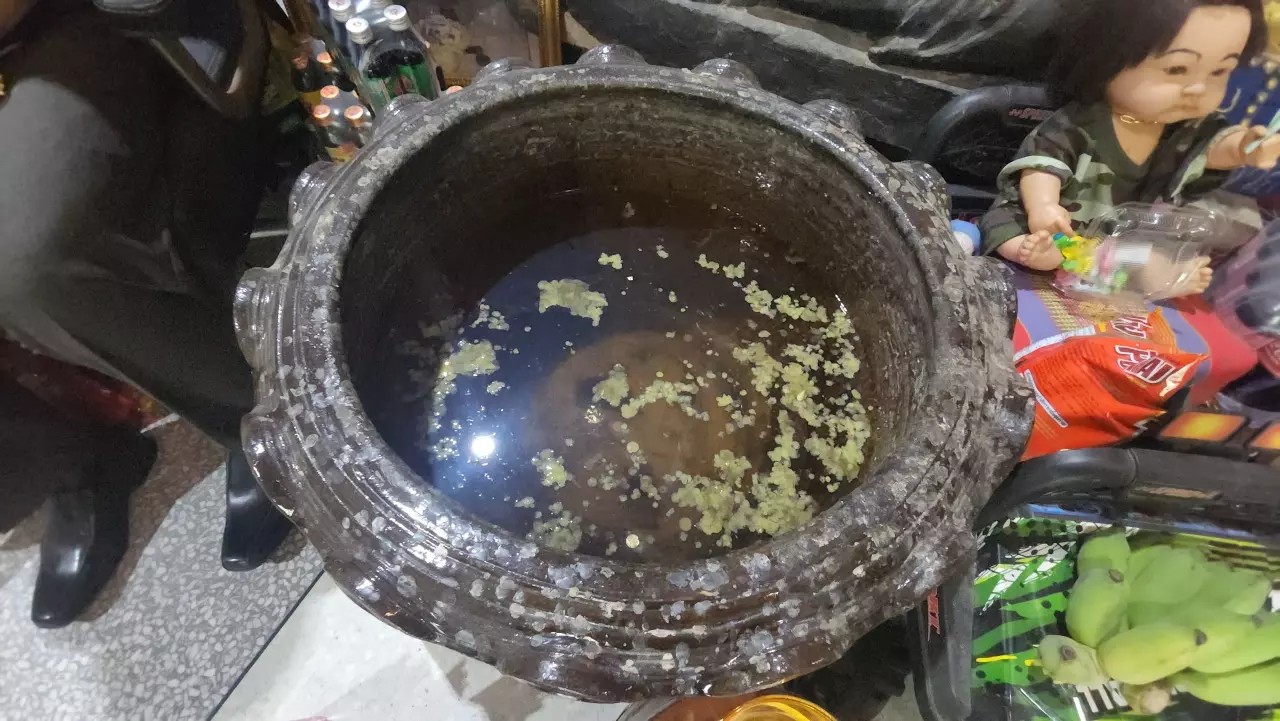 อ่างน้ำมนต์ ตาทอง เลขเด็ด-"Holy water basin, golden eyes, lucky numbers"