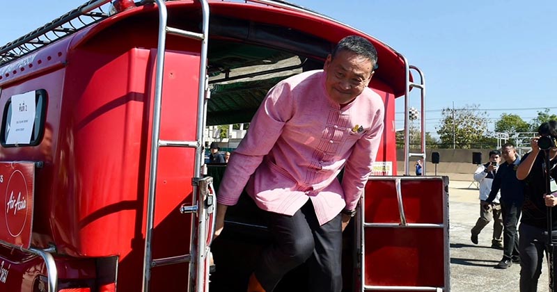 นายกนั่งรถแดง - " The Prime Minister sat in a red car."