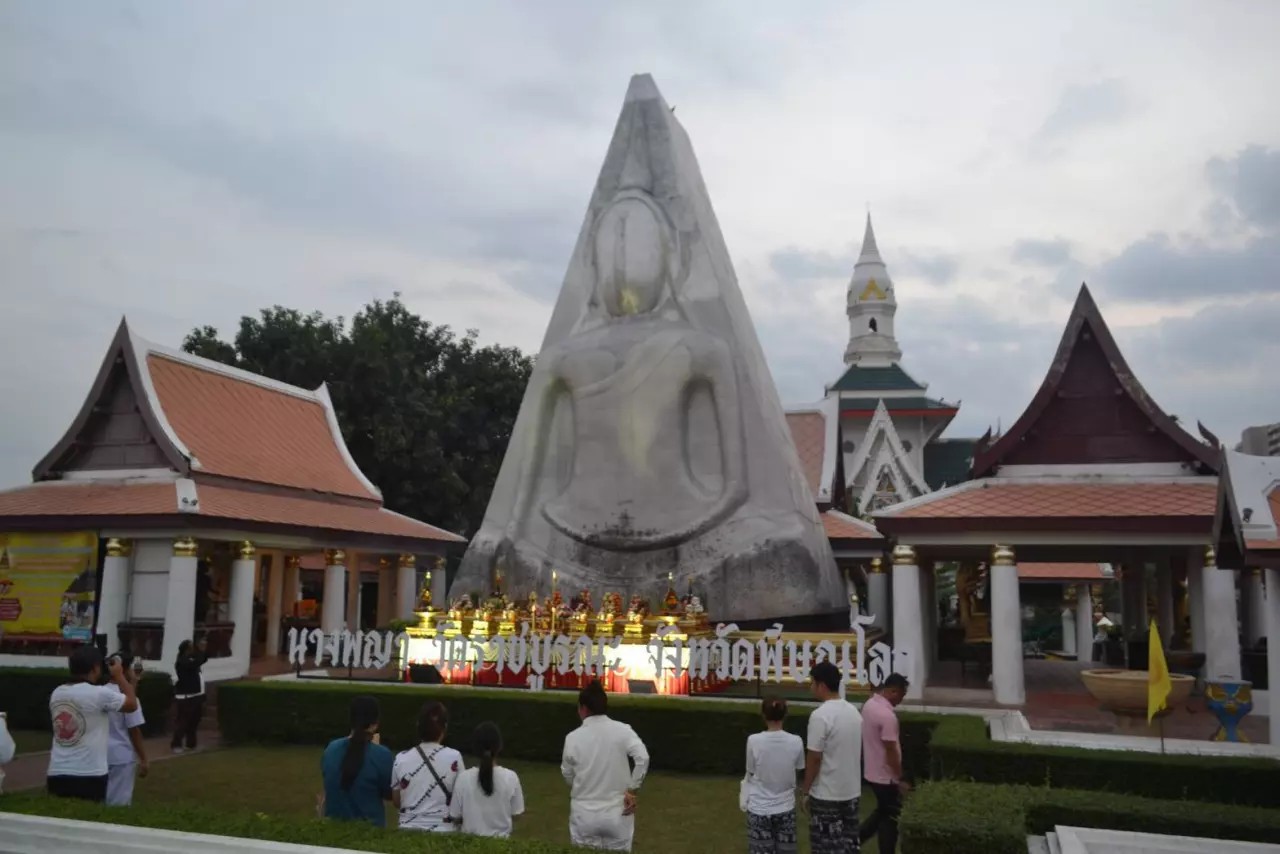 บวงสรวง ทวยเทพไท้เทวา -"Worshiping the Thai gods"