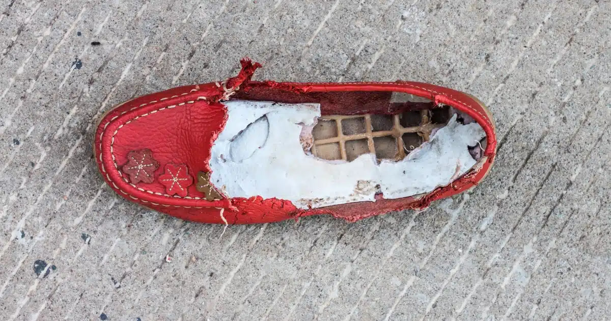 ฝันว่ารองเท้าพัง เลขเด็ด-"Dreaming that your shoes are broken, lucky numbers"
