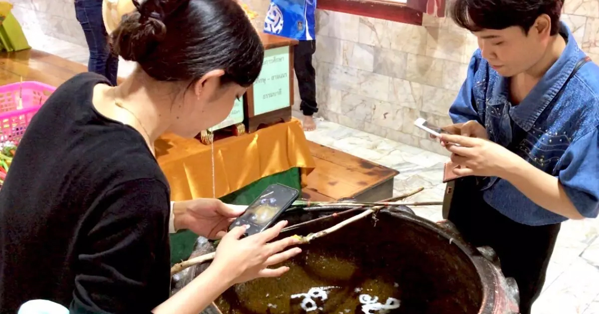 เลขเด็ดอ่างน้ำมนต์ หลวงพ่อปากแดง - "Lucky numbers for the holy water basin Father Pak Daeng"