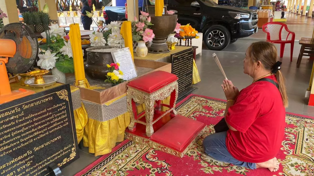 บนขายบ้าน หลวงพ่อสมหวัง-"Lucky numbers from firecracker tails"