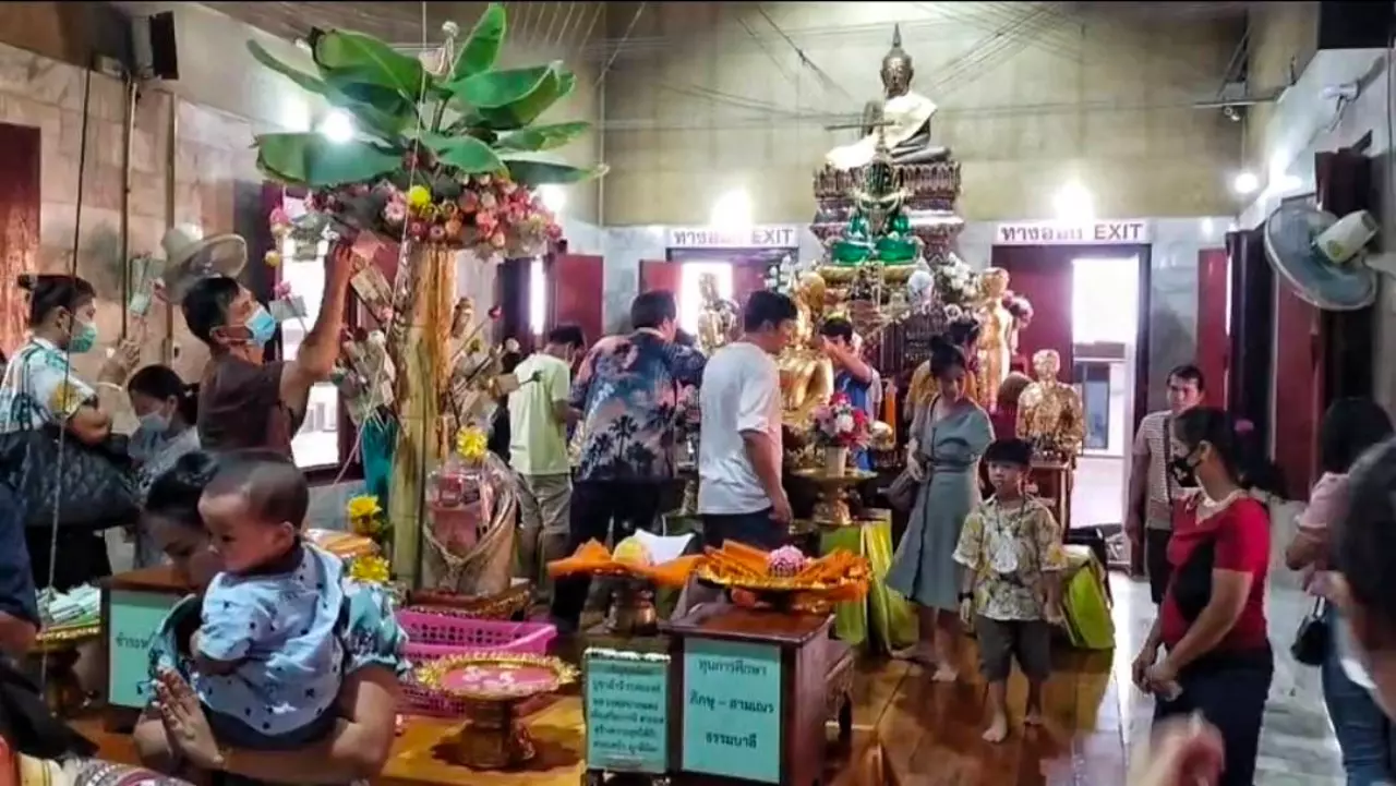 ขอพรหลวงพ่อปากแดง-"Ask for blessings from Father Pak Daeng"