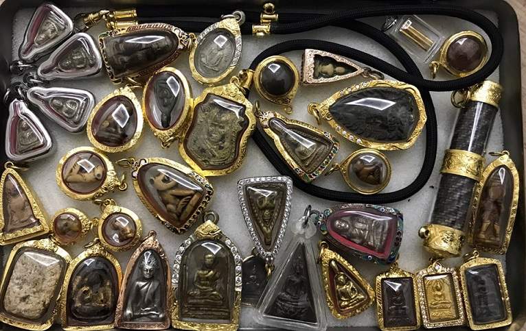 ฝันว่าได้รับพระเครื่อง - "Dreaming of receiving an amulet"