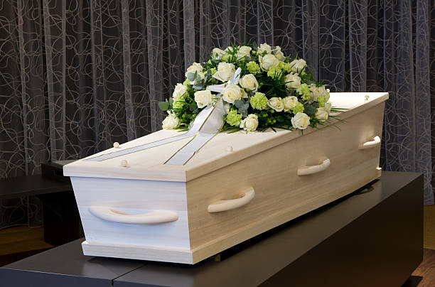 ฝันเห็นโรงศพ เลขเด็ด-"A coffin with a flower arrangement in a morgue"