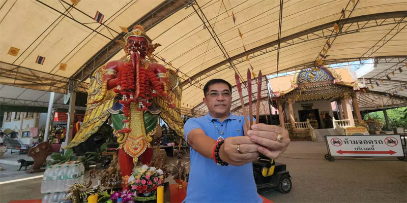 เจ้าของโรงงานหมูเสี่ยงเซียมซีขอโชค -"Pork factory owner asks for luck"
