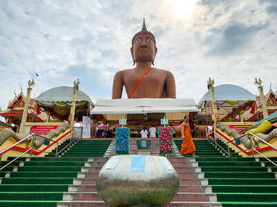 กลับมาขอโชค หลวงพ่อสมหวัง-"Come back and ask for luck, Father Somwang."