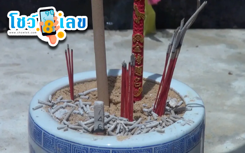 คอหวยจุดธูปเสี่ยงทาย-"Lottery fans light incense sticks to make a fortune."