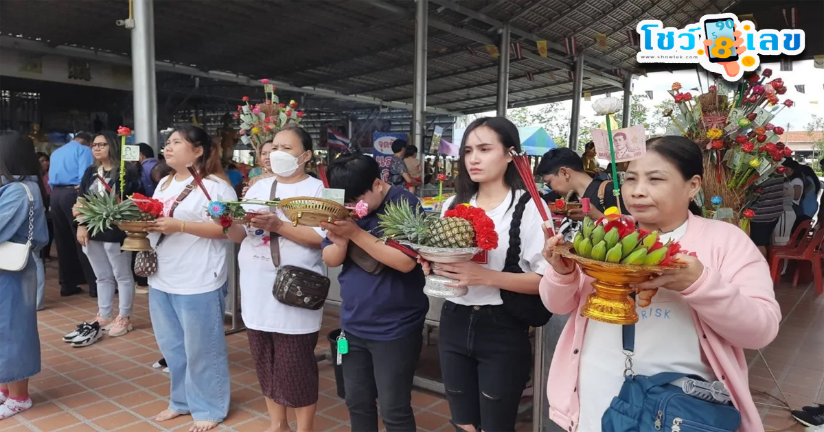ชาวบ้านรังสิตแก้บนท้าวเวสสุวรรณ-"Lucky people make a vow to Thao Wessuwan."