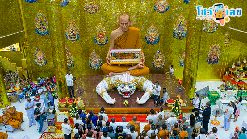 เปลี่ยนผ้าครอง หลวงพ่อพูล-"Changing the robes of Luang Phor Pool"