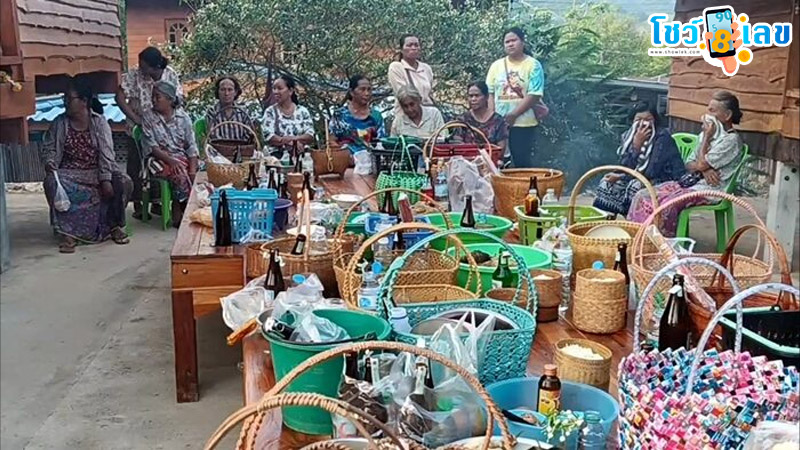 รูปภาพชาวบ้านร่วมพิธีทำบุญกลางบ้านของ lekdedonline