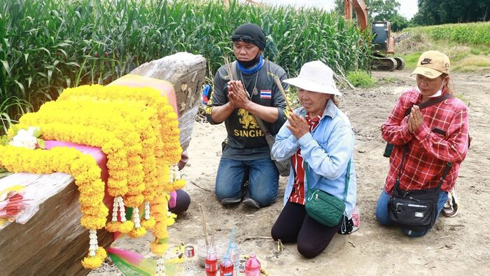 รูปภาพการจุดธูปเทียนอธิษฐานขอโชคลาภของ heng99